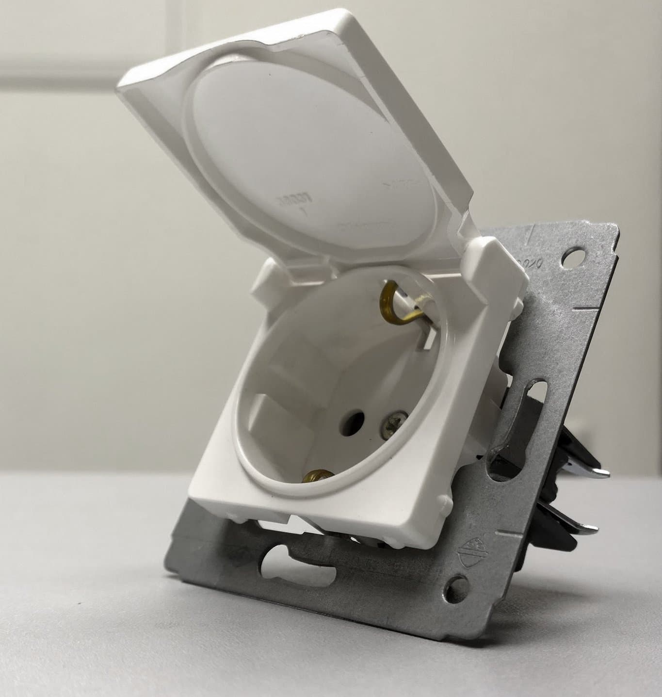 Legrand Cariva Бел Розетка с/з IP44 773645 — миниатюра 2