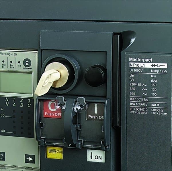 SE Masterpact Блокировка в положении "отключен" навесными замками 48539 — миниатюра 1