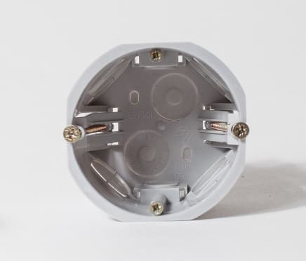 SPL Коробка установочная однопостовая для г/к пластиковыми лапками D- SPL -65 мм H- SPL -45 мм IP30 (SPL - KMS 003) — миниатюра 1