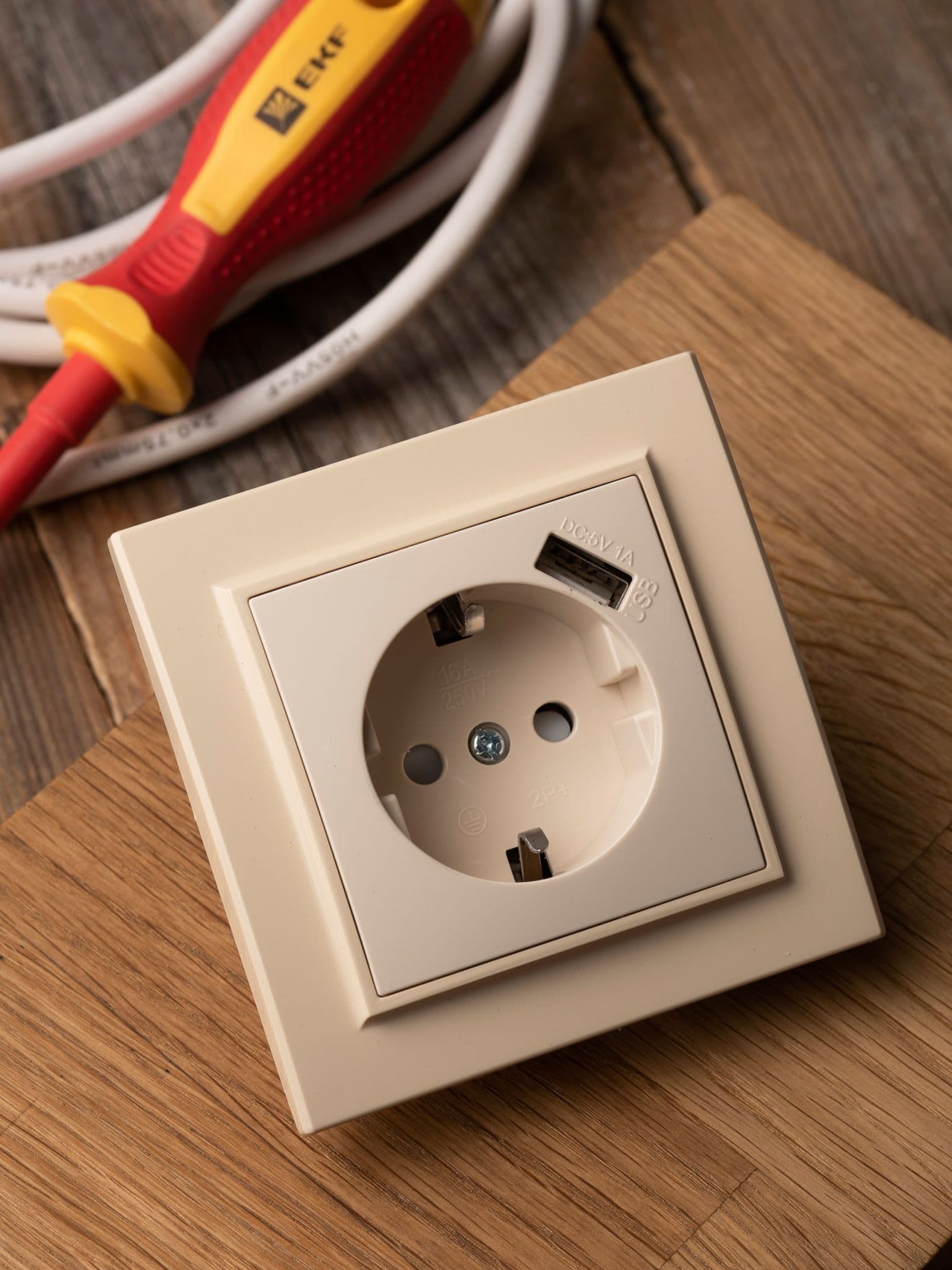 EKF Basic Минск Бежевый Розетка с/з, со шторками, 16А, с USB 1А, СП — миниатюра 2
