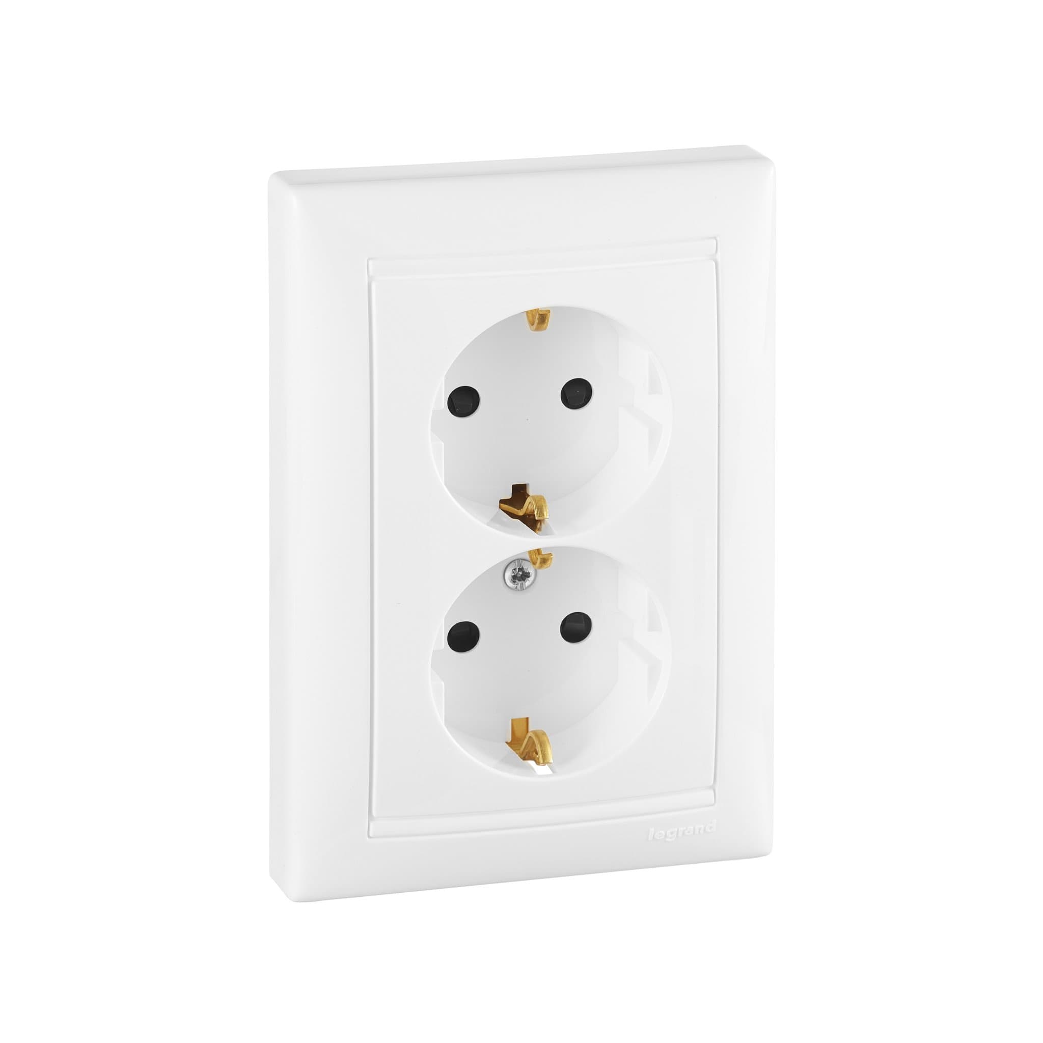 Legrand DIY Valena Бел Розетка 2-ая с/з с защитными шторками литая 694282 — миниатюра 1