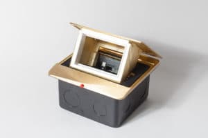 SPL Люк на 1,5 поста (45х45), латунь, с металлической коробкой, IP44 300001 — миниатюра 1