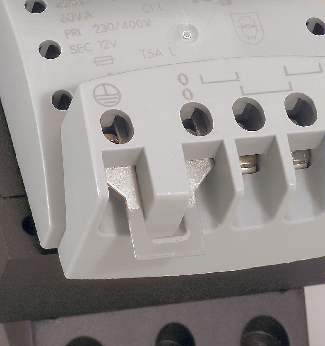 Legrand Однофазный трансформатор обеспечения безопасности первичная обмотка 230/400 В / вторичная обмотка 12/24 В 63 ВА 042841 — миниатюра 3