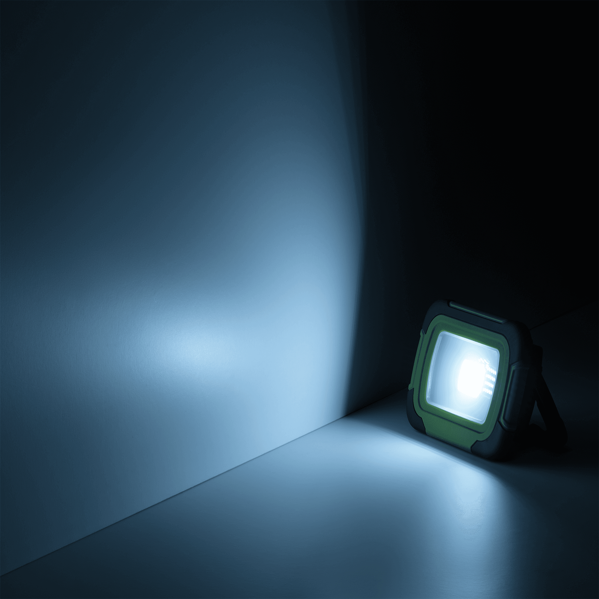 Gauss Прожектор Portable 10W 700lm IP44 6500К зеленый LED 686400310 — миниатюра 3