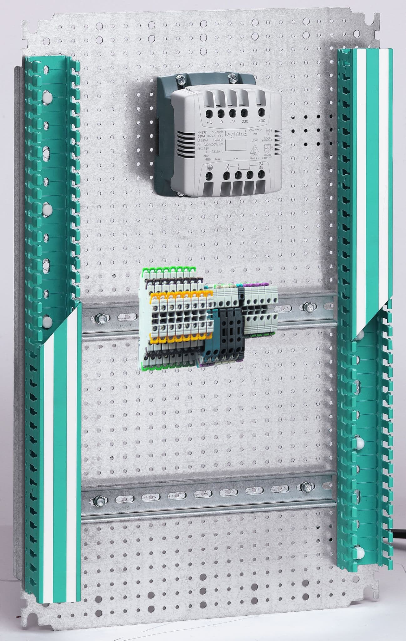 Legrand Lina 12,5 Пластина перфорированная 700x500 036031 — миниатюра 2