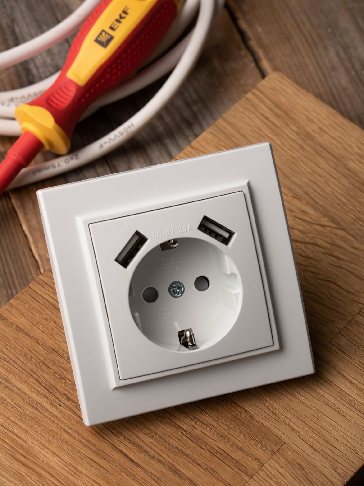 EKF Basic Минск Белый Розетка с/з, со шторками, 16А, с 2 USB 2,1А, СП — миниатюра 2