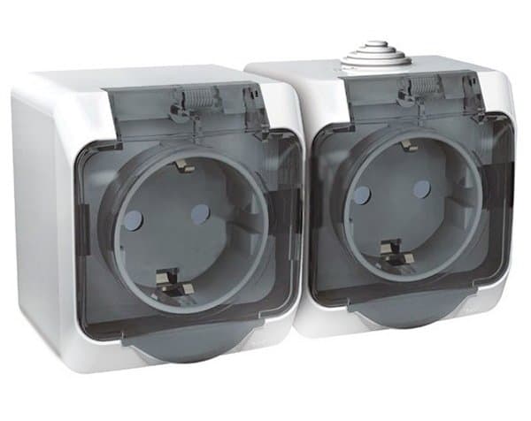 Systeme Electric Этюд наруж Бел Розетка 2-я с/з со шторками, с крышкой IP44