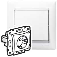 Legrand DIY Valena Бел Розетка 1-ая с/з с защитными шторками 694269