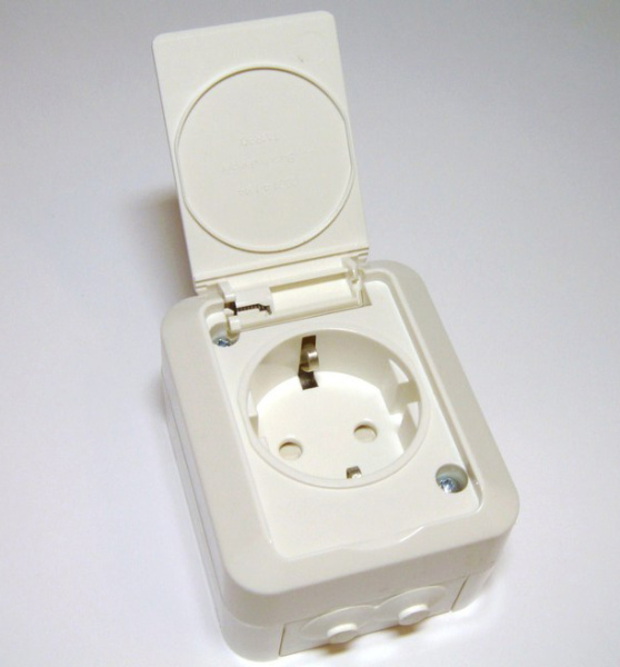 Купить ABB Jussi Бел Розетка SCHUKO с заземлением, 16А/250В, зажимные клеммы, наруж.монтаж, IP55 2TKA000678G1