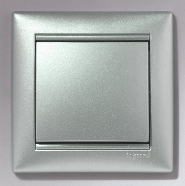 Купить Legrand Valena Алюминий Выключатель 1-клавишный 770101