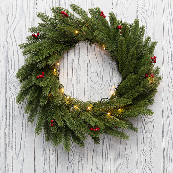 NEON-NIGHT Еловый венок с ягодами и гирляндой Ø 45 см, 20 LED, 2 х АА, литой, теплое белое свечение 307-150