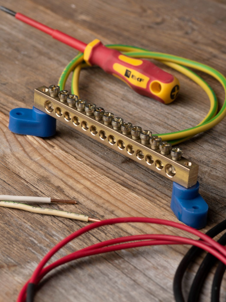 Купить EKF PROxima Шина "0" N (8х12мм) 14 отверстий латунь 2 синих угловых изолятора