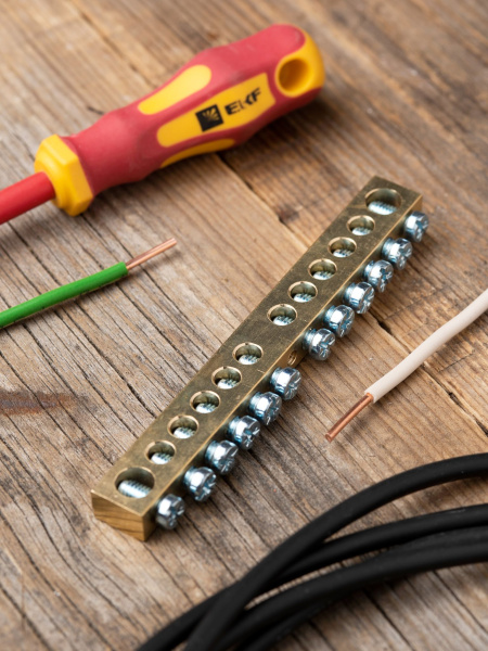 Купить EKF PROxima Шина PEN "ноль-земля" (8х12мм) 12 отверстий латунь крепеж по центру