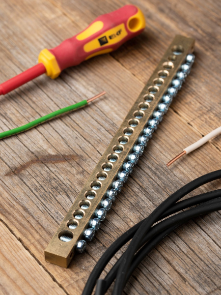 Купить EKF PROxima Шина PEN "ноль-земля" (8х12мм) 22 отверстия латунь крепеж по краям