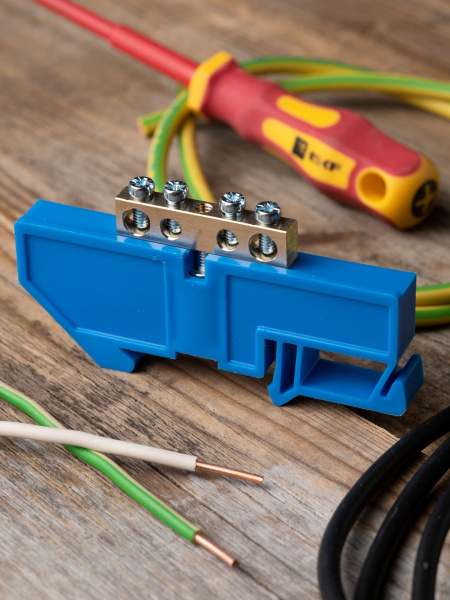 Купить EKF PROxima Шина "0" N (6х9мм) 4 отверстия латунь синий изолятор на DIN-рейку