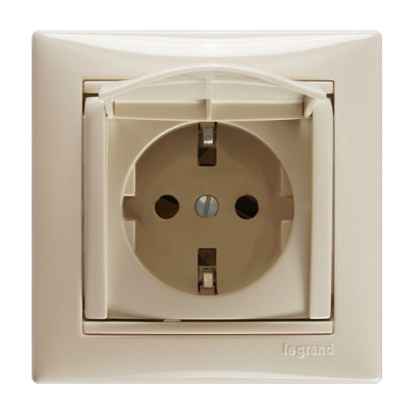 Купить Legrand Valena Крем Розетка 1-ая с/з с крышкой 774322