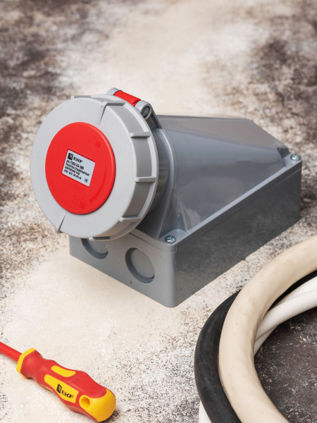 Купить EKF PROxima Розетка стационарная наружная 1352 3Р+РЕ+N 63А 380В IP67