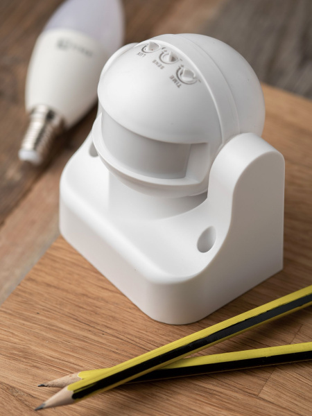 Купить EKF PROxima Микроволновый датчик движения бел. 1200Вт 180гр. до 15м IP44 MW-702