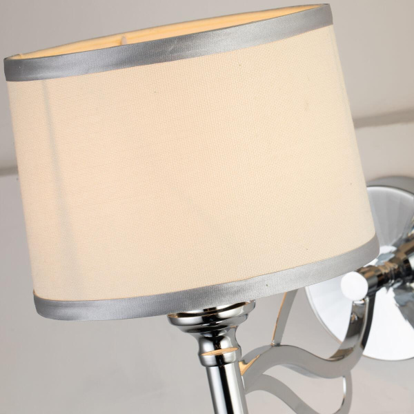 Купить Favourite Classic настенный светильник каркас цвета хром, абажур из белой ткани с серебряной тесьмой, декоративные элементы из прозрачного хрусталя 27 2707-1W