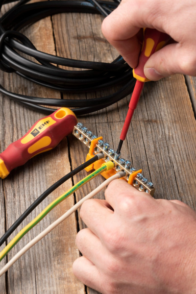 Купить EKF PROxima Шина "0" PE (6х9мм) 14 отверстий латунь желтый изолятор тип "Стойка" на DIN-рейку