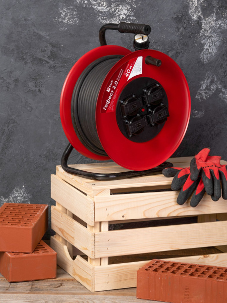 Купить EKF PROxima Удлинитель на катушке "Гефест 2.0" 4 гнезда 40м с заземлением и предохранителем КГ 3*2,5 16А/3,5кВт IP44