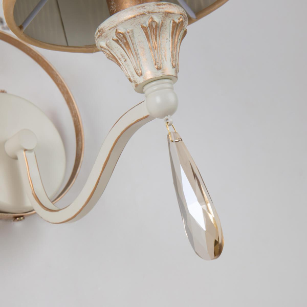 Купить Favourite Classic настенный светильник каркас белого цвета с патиной цвета перламутровое золото, абажуры из белой ткани с золотой тесьмой, декоративны 2695-1W