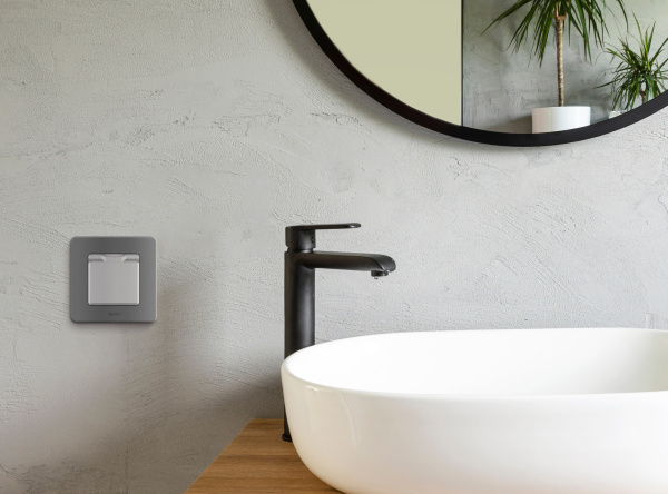 Купить Legrand INSPIRIA Алюминий Розетка 2К+З IP 44 с откидной крышкой и шторками - немецкий стандарт - 16 А - 250 В 673742