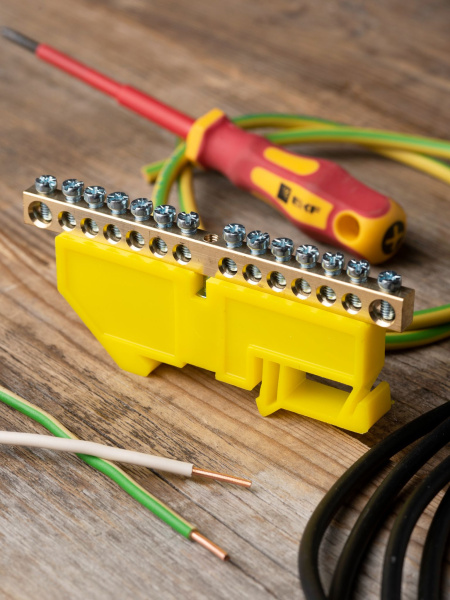 Купить EKF PROxima Шина "0" N (6х9мм) 14 отверстий латунь желтый изолятор на DIN-рейку