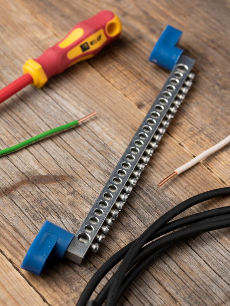 Купить EKF PROxima Шина "0" N (6x9мм) 24 отв. цинк 2 синих угловых изолятора