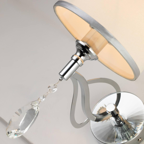 Купить Favourite Classic настенный светильник каркас цвета хром, абажур из белой ткани с серебряной тесьмой, декоративные элементы из прозрачного хрусталя 27 2707-1W