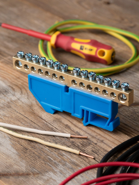 Купить EKF PROxima Шина "0" N (8х12мм) 14 отверстий латунь синий изолятор на DIN-рейку