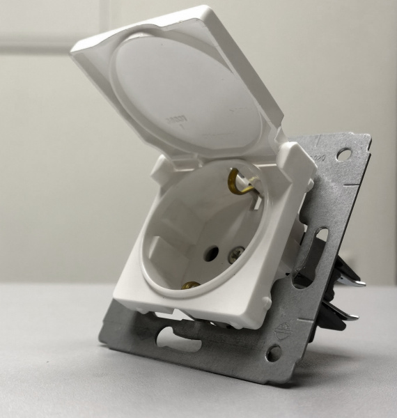 Купить Legrand Cariva Бел Розетка с/з IP44 773645