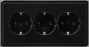 Gira Тройная розетка с з/к 019947