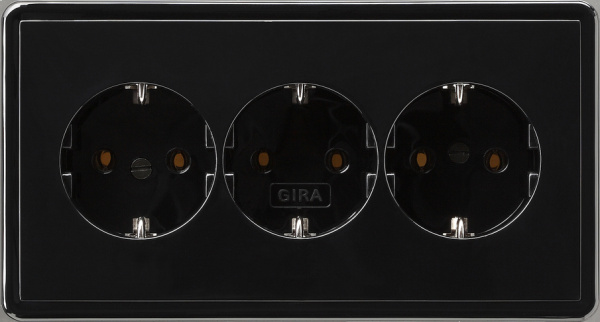 Gira Тройная розетка с з/к 019947