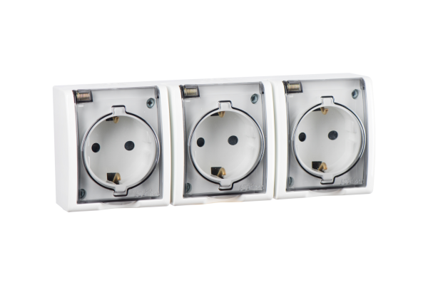 Купить Simon 15 Aqua Белая Розетка 3-ая с/з с крышкой наружная, IP54 1594437-030