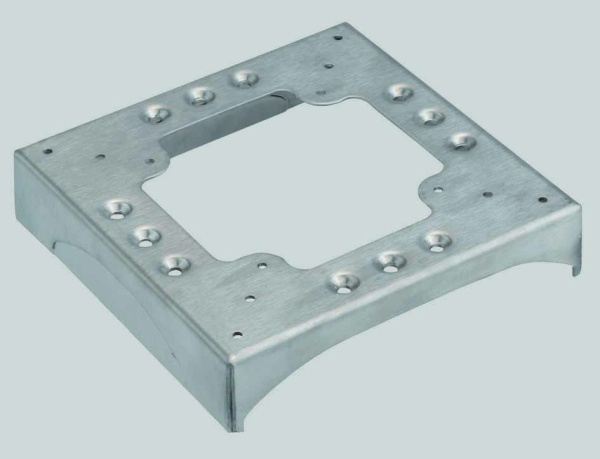 Simon Connect Алюминий Цоколь для соед. напольного кабель-канала с 3 перфорациями 85x18мм и 1 вырезом 130х18мм KTA813-8