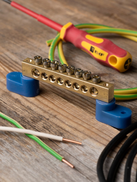 Купить EKF PROxima Шина "0" N (8х12мм) 8 отверстий латунь 2 синих угловых изолятора