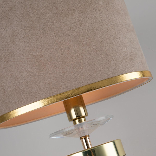 Купить Favourite Classic настольный светильник каркас цвета латунь, абажур из бежевой бархатистой ткани с золотой тесьмой 2689-1T