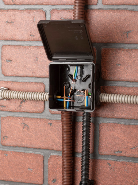 Купить EKF PROxima Коробка распаячная КМР-030-031 с крышкой (80х80х50) 7 мембр. вводов чёрная IP54 plc-kmr-030-031-b