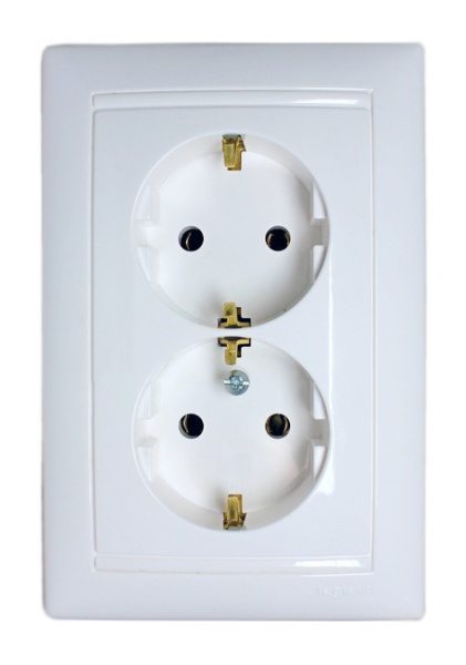 Купить Legrand Valena Бел Розетка 2-ая с/з литая 774400