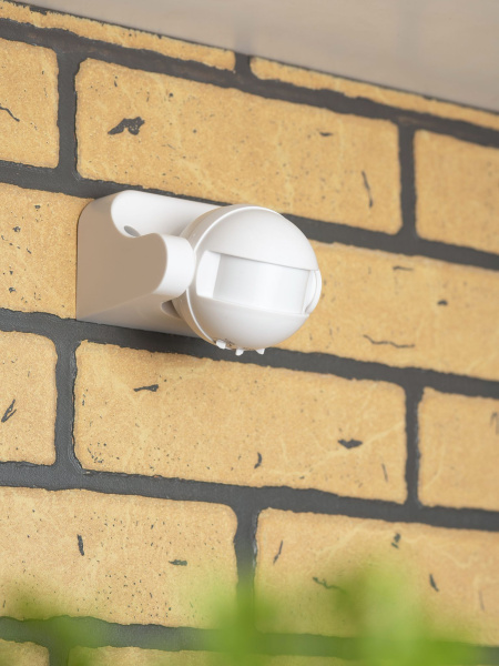 Купить EKF PROxima Микроволновый датчик движения бел. 1200Вт 180гр. до 15м IP44 MW-702