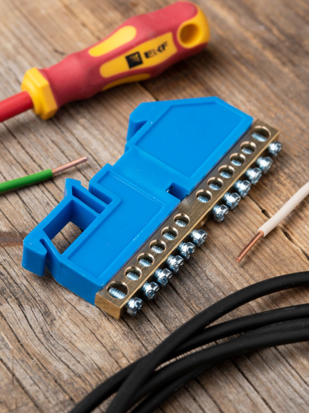 Купить EKF PROxima Шина "0" N (6х9мм) 12 отверстий латунь синий изолятор на DIN-рейку