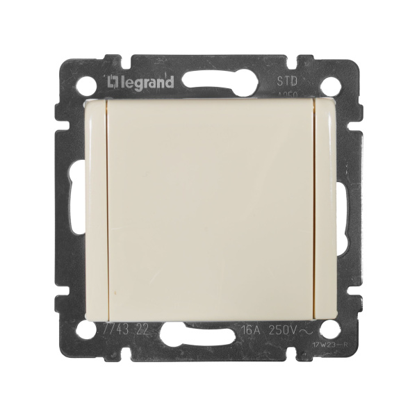 Купить Legrand Valena Крем Розетка 1-ая с/з с крышкой 774322