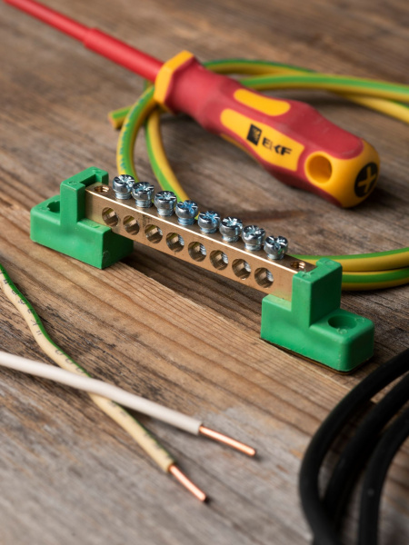 Купить EKF PROxima Шина "0" PE 6x9мм 8 отверстий латунь с контактной пластиной 2 зелёных угловых изолятора