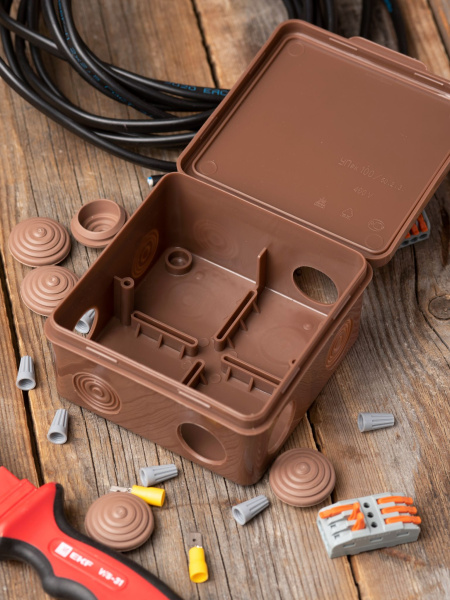 Купить EKF PROxima Коробка распаячная КМР-030-014 с крышкой (100х100х55), 8 мембранных вводов тёмное дерево IP54