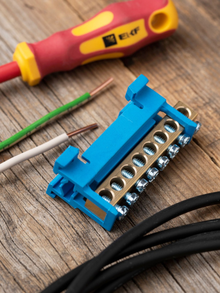 Купить EKF PROxima Шина "0" N (6х9мм) 8 отверстий латунь синий изолятор тип "Стойка" на DIN-рейку