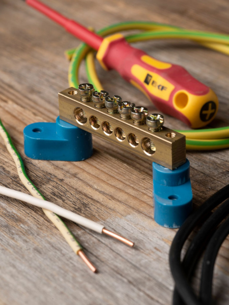 Купить EKF PROxima Шина "0" N (8х12мм) 6 отверстий латунь 2 синих угловых изолятора