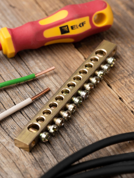 Купить EKF PROxima Шина PEN "ноль-земля" (6х9мм) 12 отверстий латунь крепеж по краям