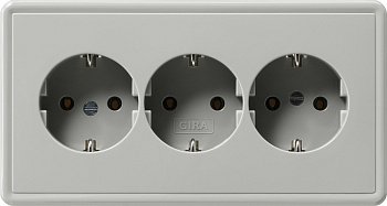 Gira Тройная розетка с з/к 019942