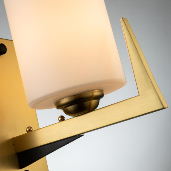 Купить Favourite 2623-1W настенный светильник Каркас цвета латунь с элементами черного цвета, плафон из белого матового стекла